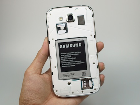 Máy hỗ trợ hai khe cắm SIM chuẩn mini, khe SIM thứ hai có thể thay đổi mà không cần tháo pin