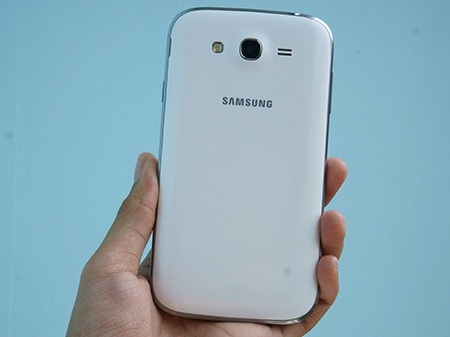 Mặt sau của máy khá giống với mẫu điện thoại Galaxy S III