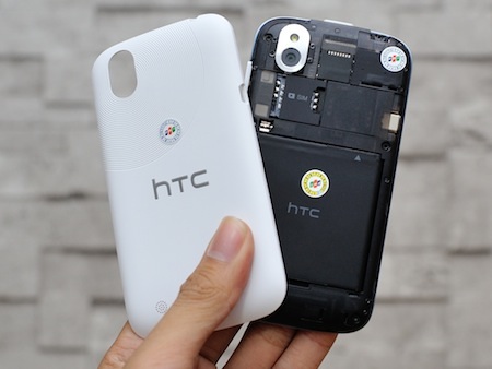 Smartphone Android rẻ nhất của HTC bán ra tại Việt Nam - 7 Máy có thể dễ dàng tháo mở nắp để thay thế các thành phần như mini SIM, thẻ nhớ microSD