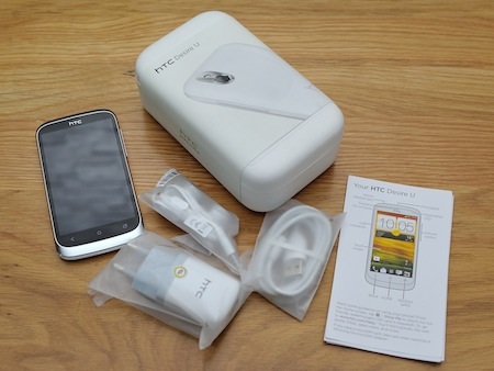 Smartphone Android rẻ nhất của HTC bán ra tại Việt Nam - 8 Toàn bộ phụ kiện của máy có tông màu trắng.