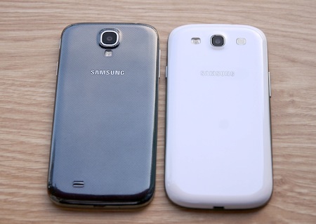 Hình ảnh Galaxy S4 "đọ dáng" với Galaxy S III - 2 Mặt sau của Galaxy S4 đã có thiết kế khác với Galaxy S III