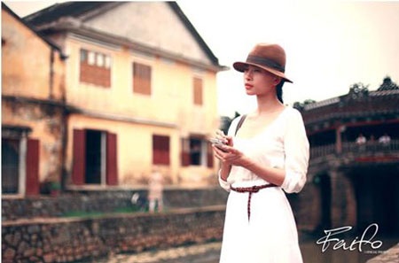 Cô sinh viên thực tập An tại Hội An thực hiện nhiệm vụ của
tòa soạn