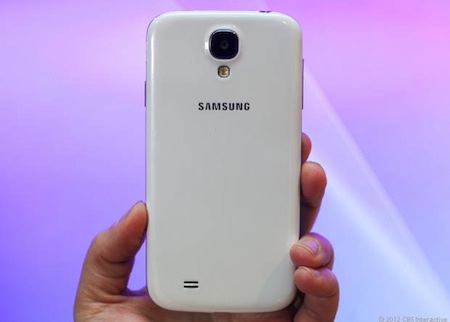 Hình ảnh thực tế Galaxy S4 vừa ra mắt - 2 Thiết kế vỏ nhựa quen thuộc của các dòng Galaxy.