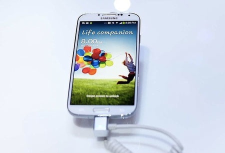 Galaxy S4 chạy trên hệ điều hành Android 4.2.2 và sở hữu hàng loạt tính năng mới
