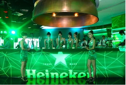 Màn hình khổng lồ được ghép từ hơn 2.000 chai bia Heineken