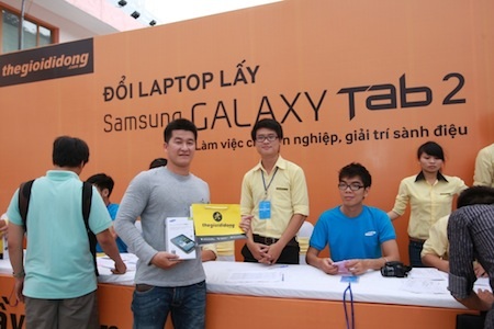 Nhiều nhân viên văn phòng đến đổi laptop và tham gia trải nghiệm thử Galaxy Tab 2
