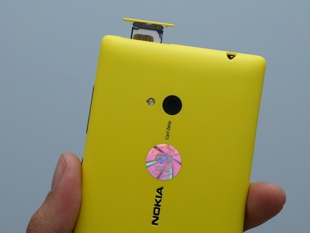 Cận cảnh Nokia Lumia 720 vừa bán ra giá 7,25 triệu đồng - 3 Máy có camera với ống kính Carl Zeiss, SIM được tháo mở giống với Lumia 820