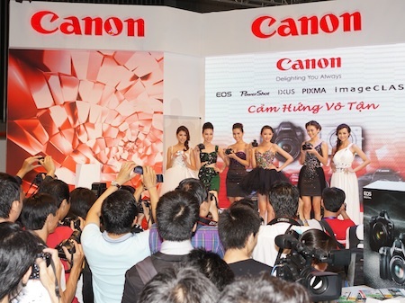 Gian hàng của Canon sôi động với các phần trình diễn sản phẩm mới