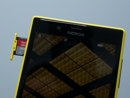 Cận cảnh Nokia Lumia 720 vừa bán ra giá 7,25 triệu đồng - 4 Sản phẩm này cũng được trang bị thẻ nhớ giống với các dòng máy Lumia khác (trừ 920)
