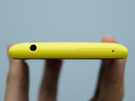 Cận cảnh Nokia Lumia 720 vừa bán ra giá 7,25 triệu đồng - 5 Cạnh trên là khe SIM và cổng tai nghe 3,5 mm