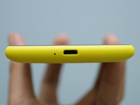 Cận cảnh Nokia Lumia 720 vừa bán ra giá 7,25 triệu đồng - 6 Cạnh dưới là kết nối microUSB