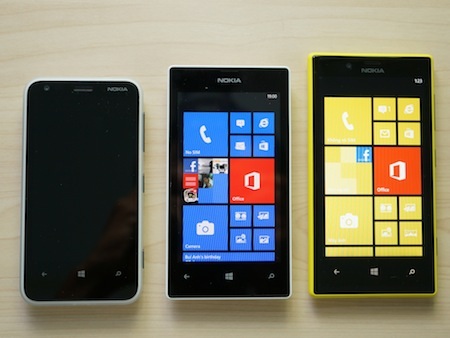 Cận cảnh Nokia Lumia 720 vừa bán ra giá 7,25 triệu đồng - 7 Lumia 720 (thứ 3) bên cạnh hai máy Lumia 620 (thứ nhất) và Lumia 520 (thứ hai)
