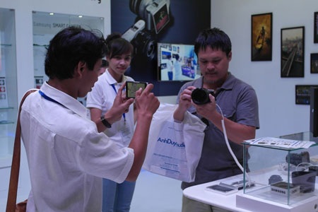 Triển lãm ngành ảnh quốc tế - nhiều triển vọng mới - 2 Khách tham quan thử máy tại gian hàng của Samsung