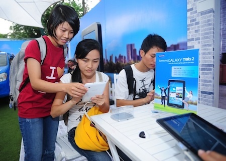 Nhiều nhân viên văn phòng đến đổi laptop và tham gia trải nghiệm thử Galaxy Tab 2