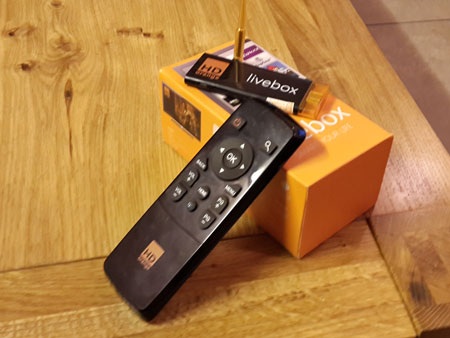 TV Box muốn “tham chiến” với Smart TV - 2 LiveBox đi kèm với bộ điều khiển có chức năng như bàn phím máy tính.