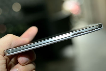 Các cạnh bên được viền bằng kim loại.