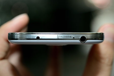 Thông tin về Qualcomm Snapdragon 600 được in trên cạnh trên của máy.