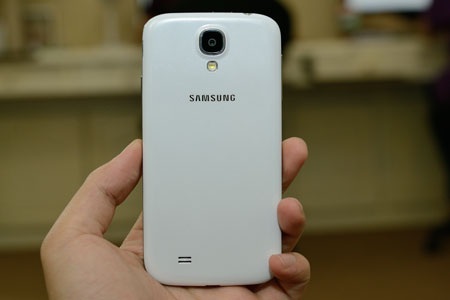 Thiết kế viền kim loại mỏng giúp màn hình 5 inch có cảm giác rộng hơn thực tế.