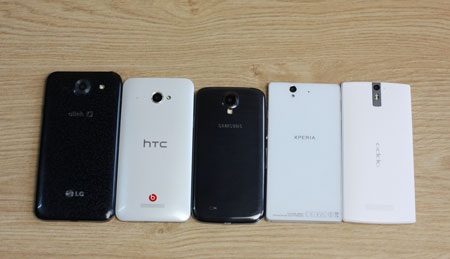 Hình ảnh Galaxy S4 đọ dáng với 4 đối thủ điện thoại Full HD