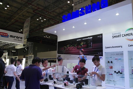 Triển lãm ngành ảnh quốc tế - nhiều triển vọng mới - 1 Gian hàng Samsung với tông màu trắng sang trọng và thu hút người tham quan