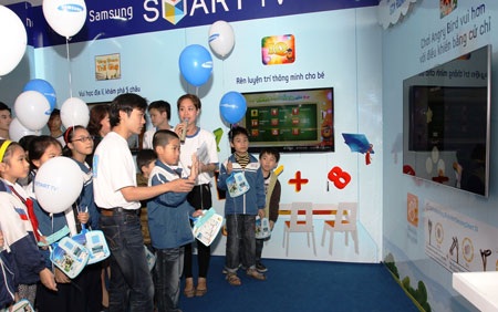 Chơi Angry Bird điều khiển bằng cử chỉ khiến các em vô cùng thích thú