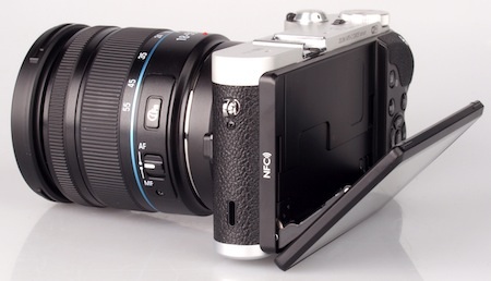 Màn hình có thể xoay chuyển giúp người dùng chụp được nhiều
góc khác nhau