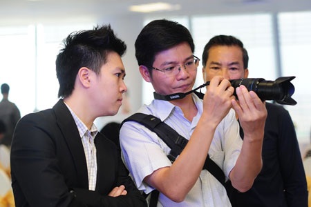 Lê Hiếu và chiếc máy ảnh mới - 1 Lê Hiếu và bạn bè là những tín đồ của công nghệ của điện thoại, máy ảnh…