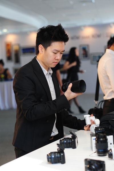 Lê Hiếu và chiếc máy ảnh mới - 2 Sử dụng mẫu NX1000, Lê Hiếu thích nhất là bộ 12 ống kính rời của Samsung