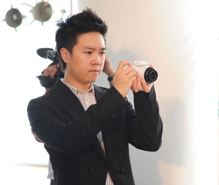 Lê Hiếu và chiếc máy ảnh mới - 3 Samsung NX1000 có thể quay phim FullHD để anh có thể quay clip và tải lên Youtube