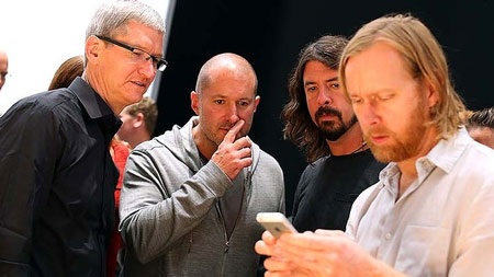 Jonathan Ive (giữa) là người chịu trách nhiệm chính thiết kế giao diện của iOS 7 sắp ra mắt.