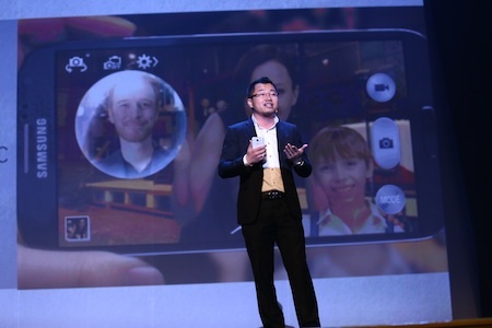 Đại diện Samsung giới thiệu về các tính năng của Galaxy S4.