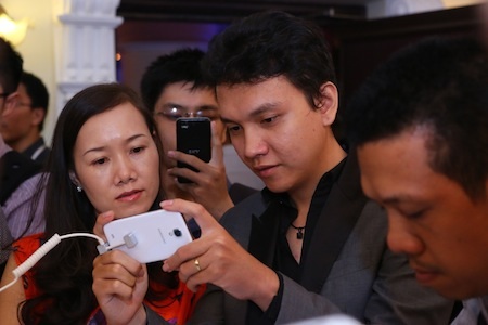 Khách tham dự dùng thử Galaxy S4