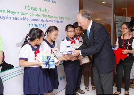 Đại diện Bayer Việt Nam trao quà và sách cho các em học sinh