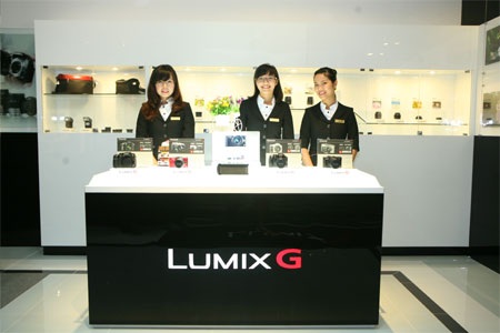 Khai trương cửa hàng máy ảnh Lumix G Lounge đầu tiên tại Việt Nam - 1 Cửa hàng Lumix G Lounge trưng bày các dòng máy ảnh không gương lật mới nhất của Panasonic.