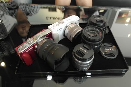Khai trương cửa hàng máy ảnh Lumix G Lounge đầu tiên tại Việt Nam - 2 Lumix GF6 được bán tại Việt Nam với giá 15,9 triệu đồng.