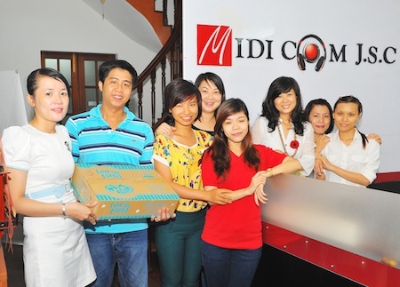 Love’in Farm - Sữa chua ngon, nhân đôi niềm vui nơi công sở - 3 Chị Thuỳ Loan và đồng nghiệp hân hoan nhận quà từ Love’in
Farm