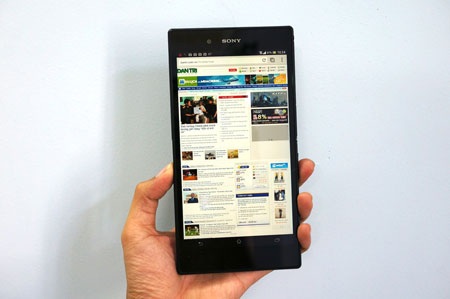 Những phablet đình đám nhất năm 2013 - 3 Xperia Z Ultra là smartphone màn hình lớn nhất hiện nay.