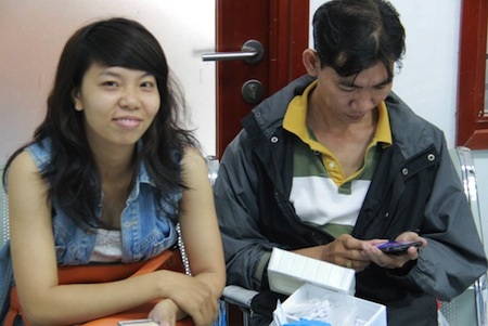 Còn hơn 1 giờ mới đến giờ bắt đầu nhưng khách đến kín hết cả
showroom Mobiistar