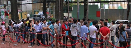 Trong khi đó, bên ngoài có khá nhiều người vẫn kiên nhẫn đứng đợi