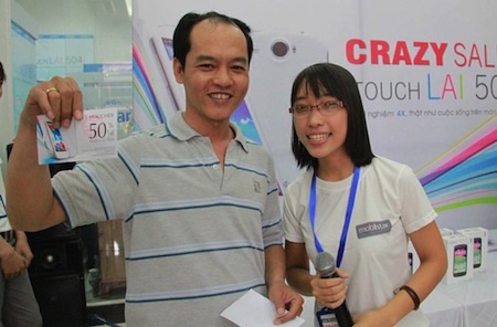 Khách hàng vui mừng khi bốc thăm được voucher 50%