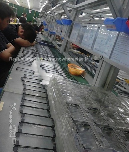 Nhà máy sản xuất Foxconn lại làm lộ hình ảnh iPhone 5S - 3 Hình ảnh công nhân đang ngủ trên dây chuyền sản xuất khiến thông tin không thực sự thuyết phục.