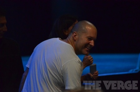 Jony Ive ăn mặc khá giản dị trong sự kiện trọng đại của Apple