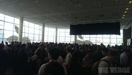 Rất nhiều khách tham dự WWDC 2013 đến từ sớm để tìm một chỗ ngồi lý tưởng