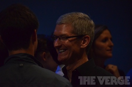 CEO Tim Cook tươi cười trước giờ G