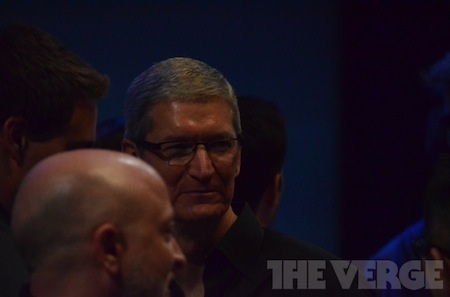 CEO Tim Cook tươi cười trước giờ G