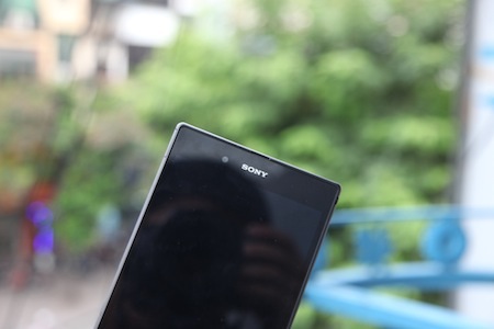 Camera sau 8 megapixel và camera trước 2 megapixel không thực sự gây ấn tượng.