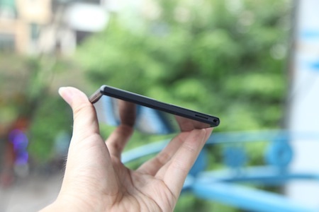 Cạnh trên và dưới của máy.