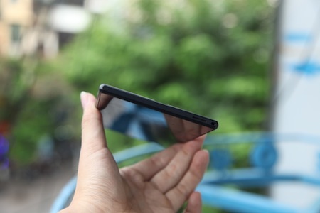 Cạnh trên và dưới của máy.