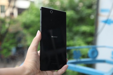 Hai mặt kính chống xước là điểm khác biệt của Xperia Z Ultra với các sản phẩm khác trên thị trường.