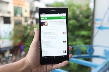 Cạnh trên và dưới của máy.